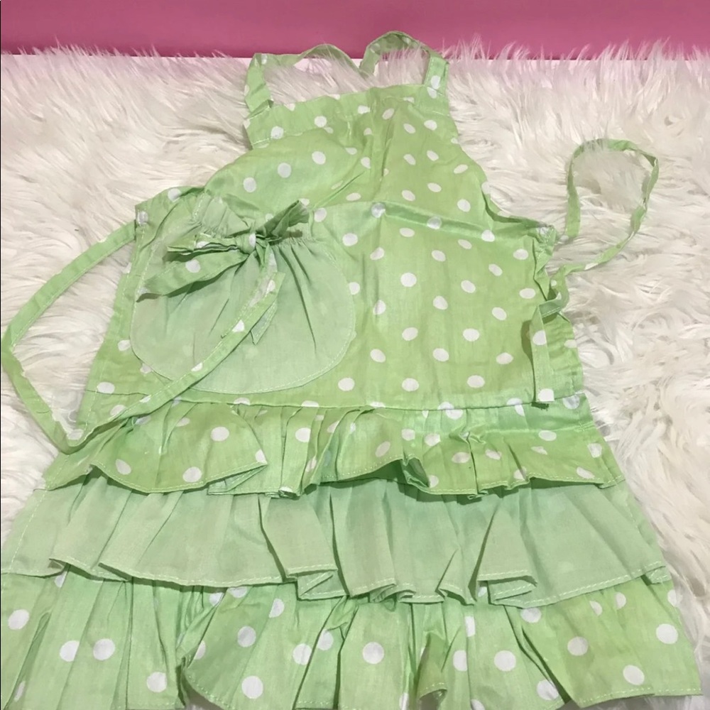 New in a pack girl’s apron